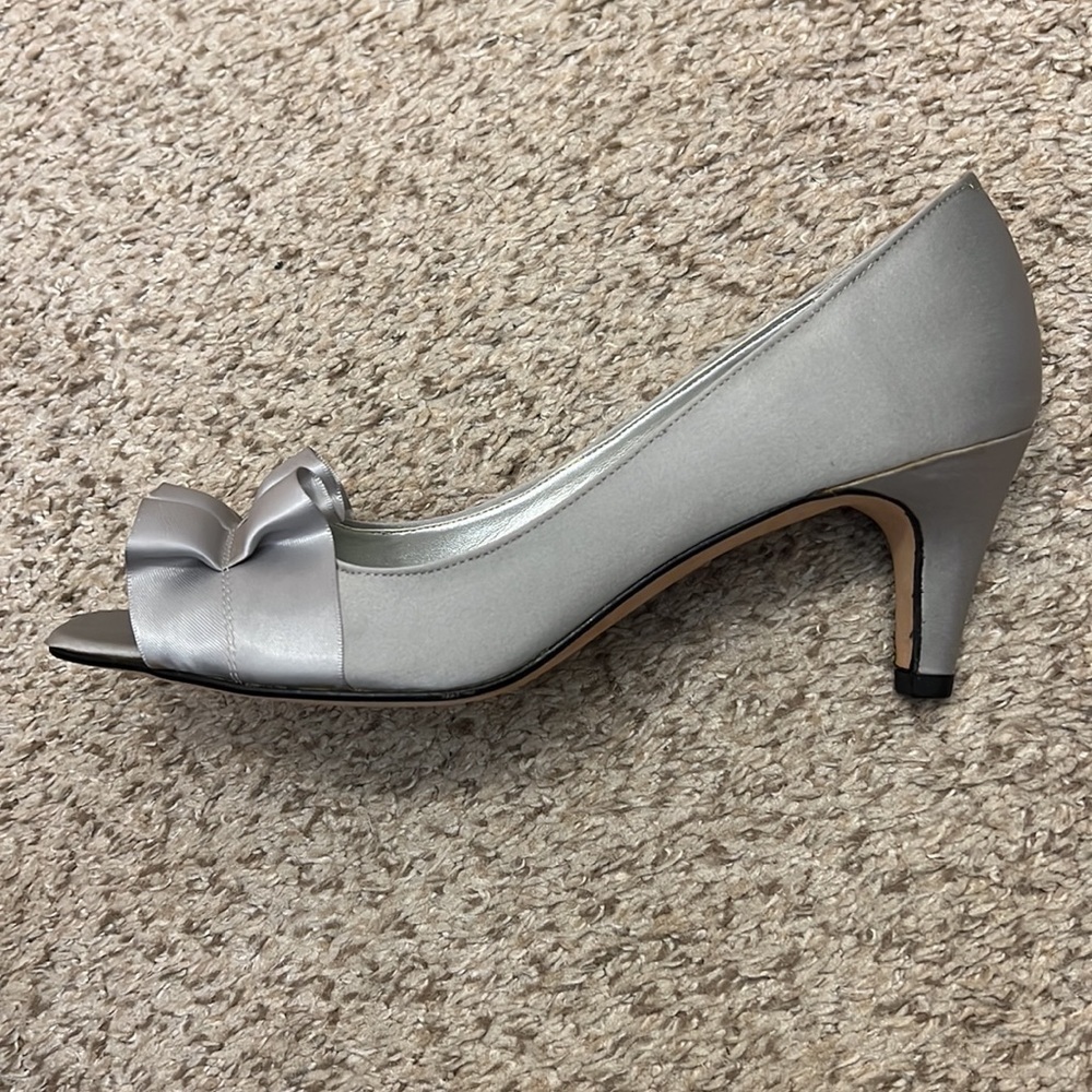 Vaneli Di Notte Silver Satin Peep Toe Heels - Picture 5 of 13